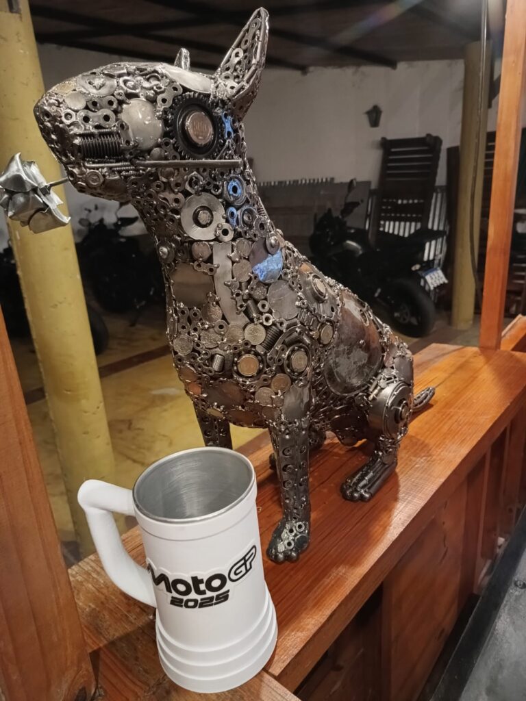 Vasos impresos en 3D de Flok3d, inspirados en el MotoGP y 'Un Poco de Ruido', exhibidos en Termas de Río Hondo.