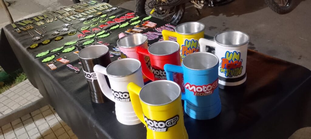 Vasos impresos en 3D de Flok3d, inspirados en el MotoGP y 'Un Poco de Ruido', exhibidos en Termas de Río Hondo.