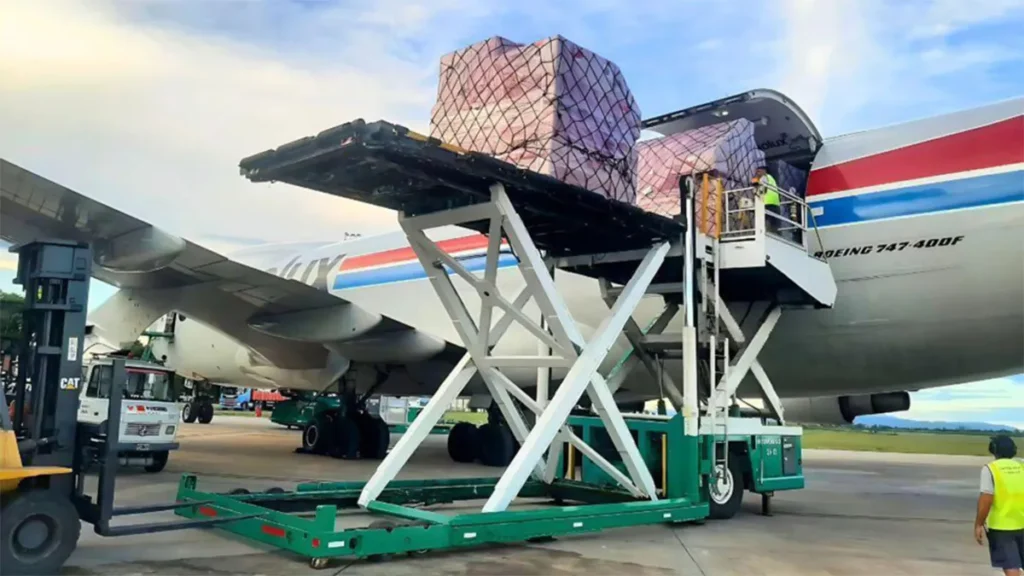 Aviones de carga Boeing 747 y 777 en el aeropuerto de Tucumán, transportando equipamiento para el Gran Premio de Argentina 2025.
