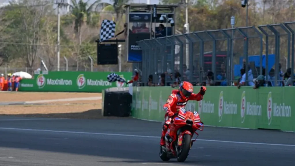 Marc Márquez compitiendo en el Gran Premio de Tailandia 2025, liderando la carrera con su Ducati oficial.
