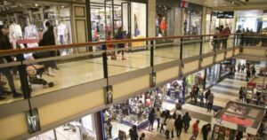 gente de compras en shopping