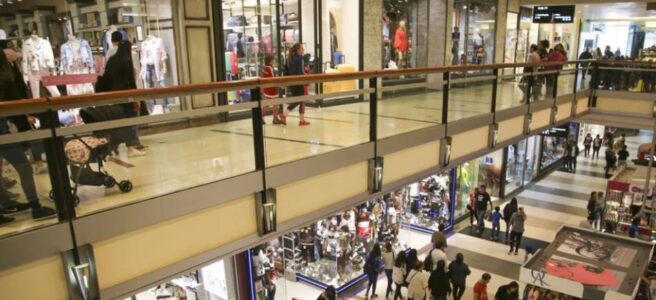 gente de compras en shopping