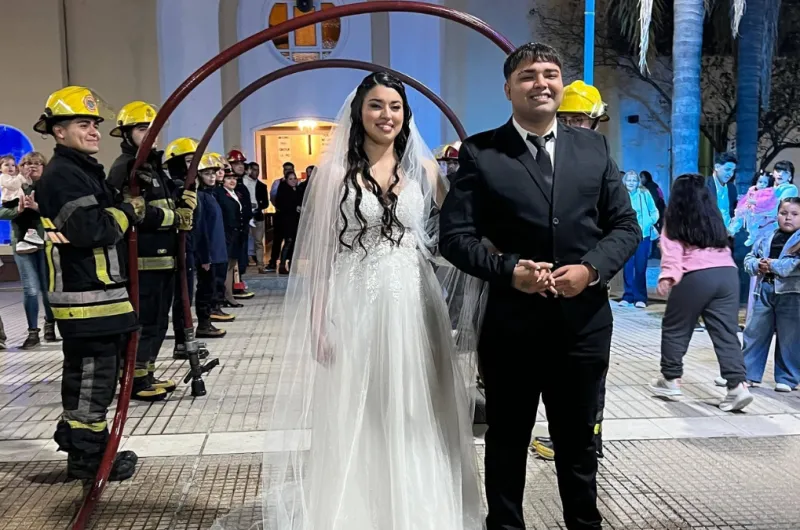 Bomberos voluntarios rinden guardia de honor en la boda de Ismael Aubé y Agustina Lescano en Las Termas