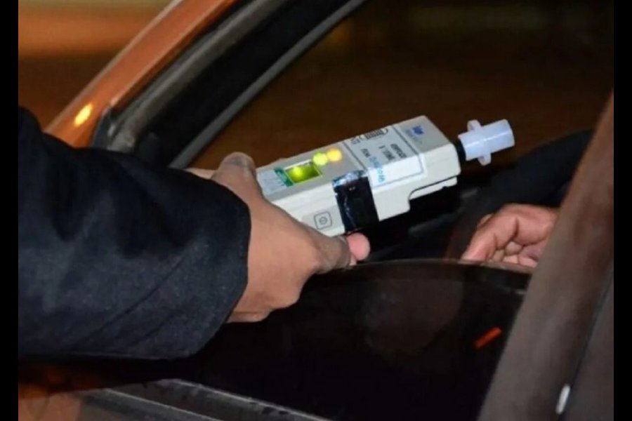 Confuso episodio en La Banda: conductor de Uber evade control, da positivo en alcoholemia y denuncia robo de $200.000 por parte de dos pasajeras