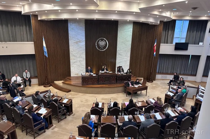 La Legislatura santiagueña respaldó el convenio con el CFI y homenajeó a Agostina Vega