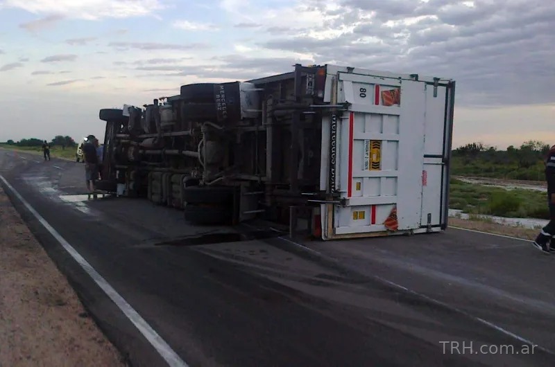Un camión volcó en la Ruta Nacional 9 cerca de Las Termas: no hubo heridos