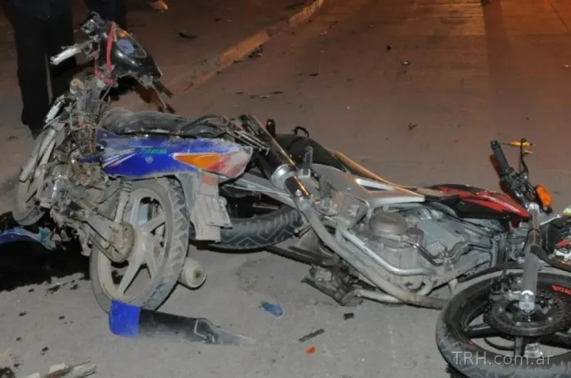 Violento choque frontal entre dos motos en Guasayán: un hombre en coma inducido, una adolescente en terapia y una niña herida