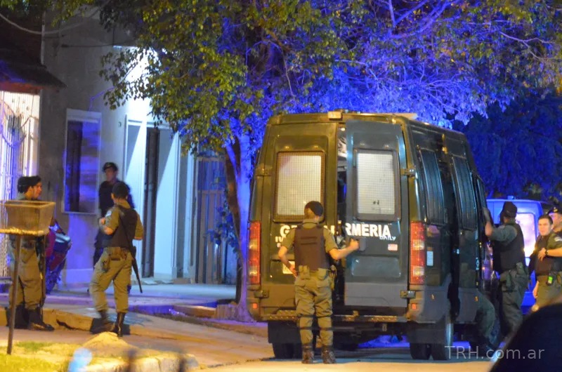 Desbaratan banda de siete federales tucumanos que cobraban coimas a tours de compras para permitir contrabando