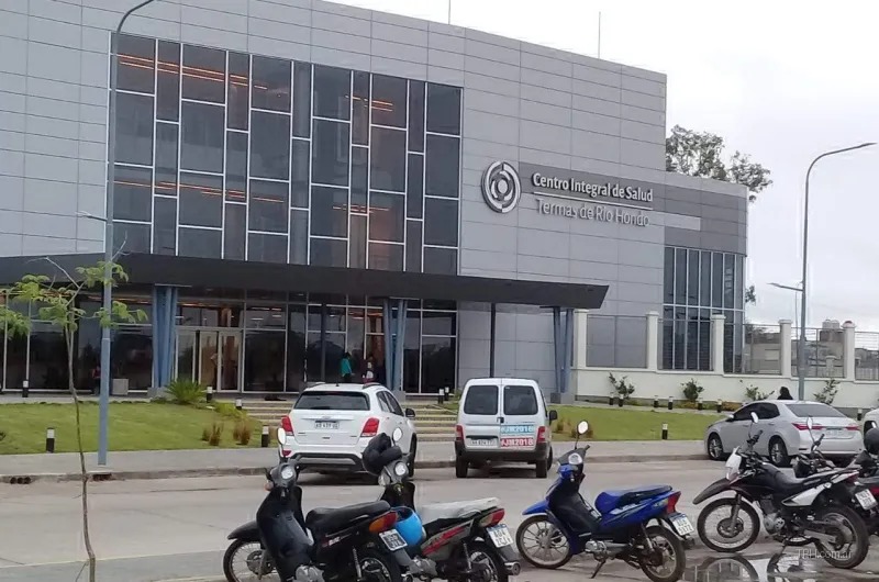 Policía chocó con una moto sin luces en La Aguada: el otro conductor huyó