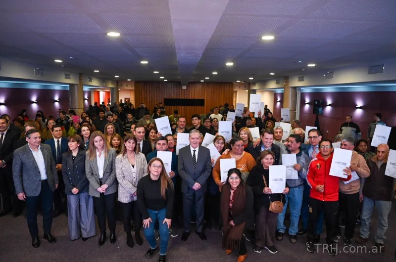 El gobernador Elías Suárez entregó títulos de propiedad a 24 familias de La Banda