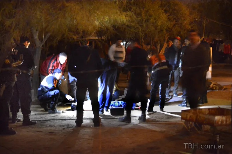 Asesinan a un hombre de siete puñaladas en Alberdi y buscan a su exyerno prófugo
