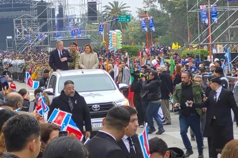 Desfile cívico-militar por los 473 años de Santiago del Estero reúne a más de 170 instituciones en Parque Aguirre