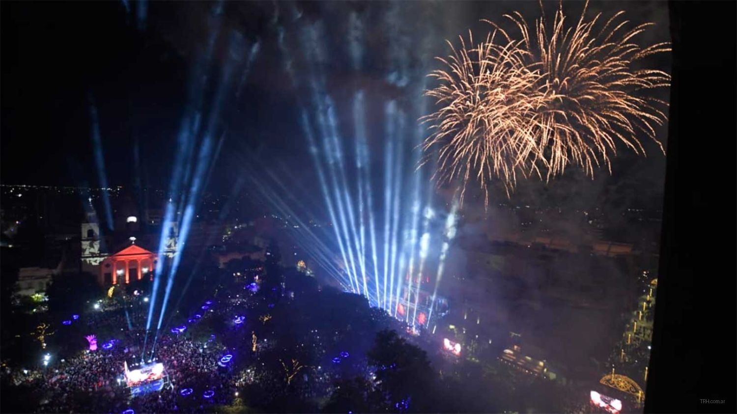 Santiago del Estero celebró sus 473 años con una multitudinaria vigilia en Plaza Libertad