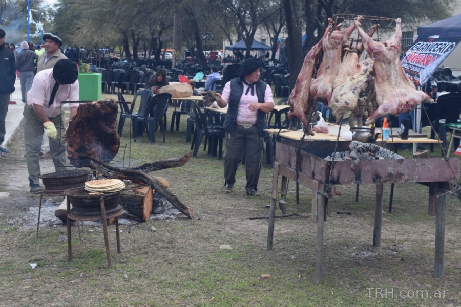 Añatuya celebra su 114° aniversario con el concurso de costillar a la estaca y tortilla a la parrilla