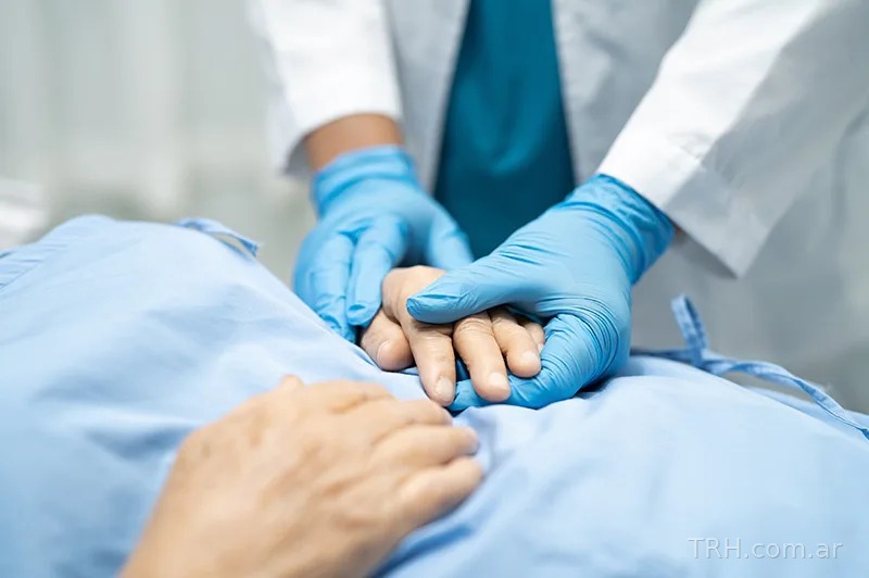 Investigan a un enfermero tras la denuncia de presunto abuso a la acompañante de un paciente en un hospital de la Capital
