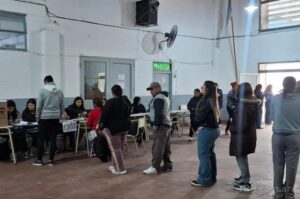 Demoras en la apertura de mesas marcaron el inicio de las elecciones municipales en Las Termas