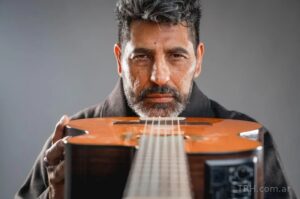 Demi Carabajal presentará su nuevo disco «Ordenando el Caos» en la casa familiar de La Banda