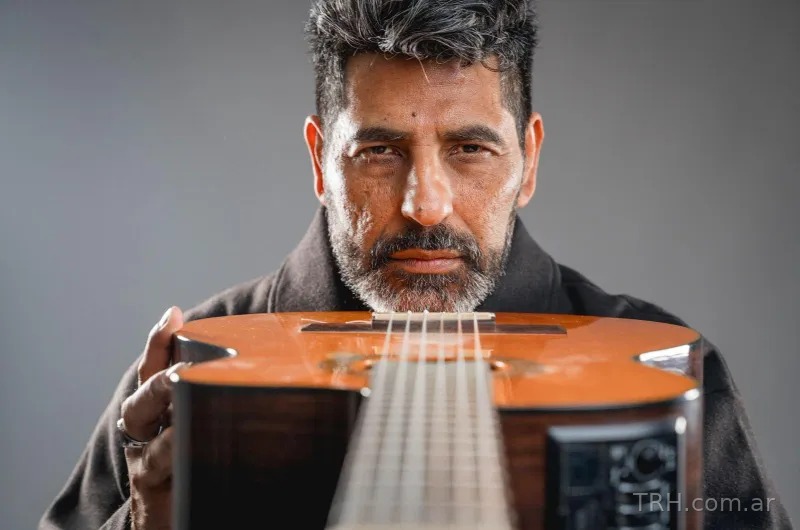 Demi Carabajal presentará su nuevo disco «Ordenando el Caos» en la casa familiar de La Banda