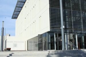 Investigan el robo de $620.000 a una turista tras entregar su tarjeta de débito a una vendedora