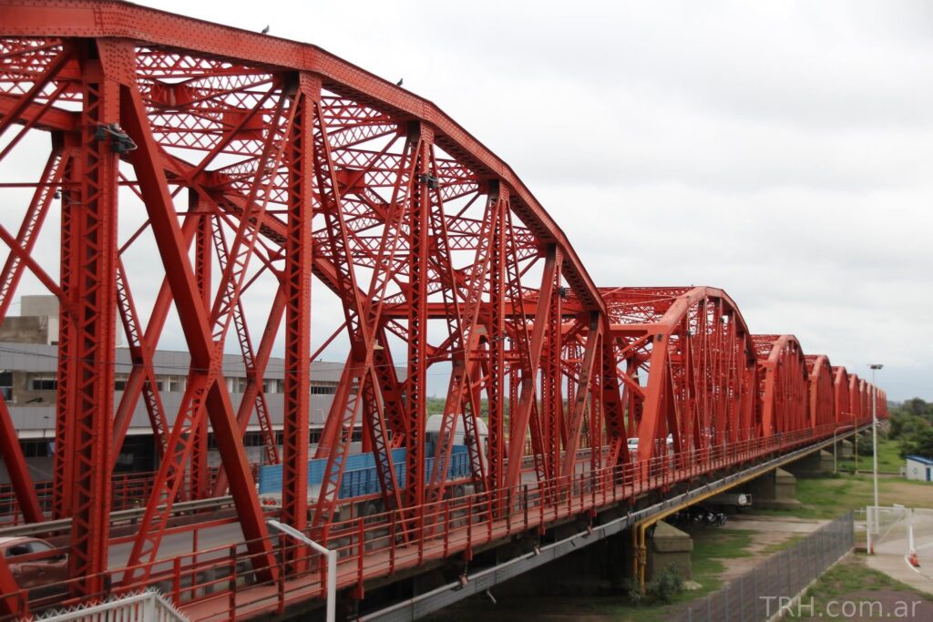 Fuerte choque de motocicletas en el Puente Carretero dejó tres personas hospitalizadas y demoras en el tránsito