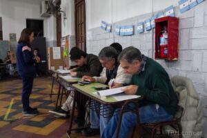 Elecciones municipales en Santiago: casi 600 mil electores aguardan los primeros resultados