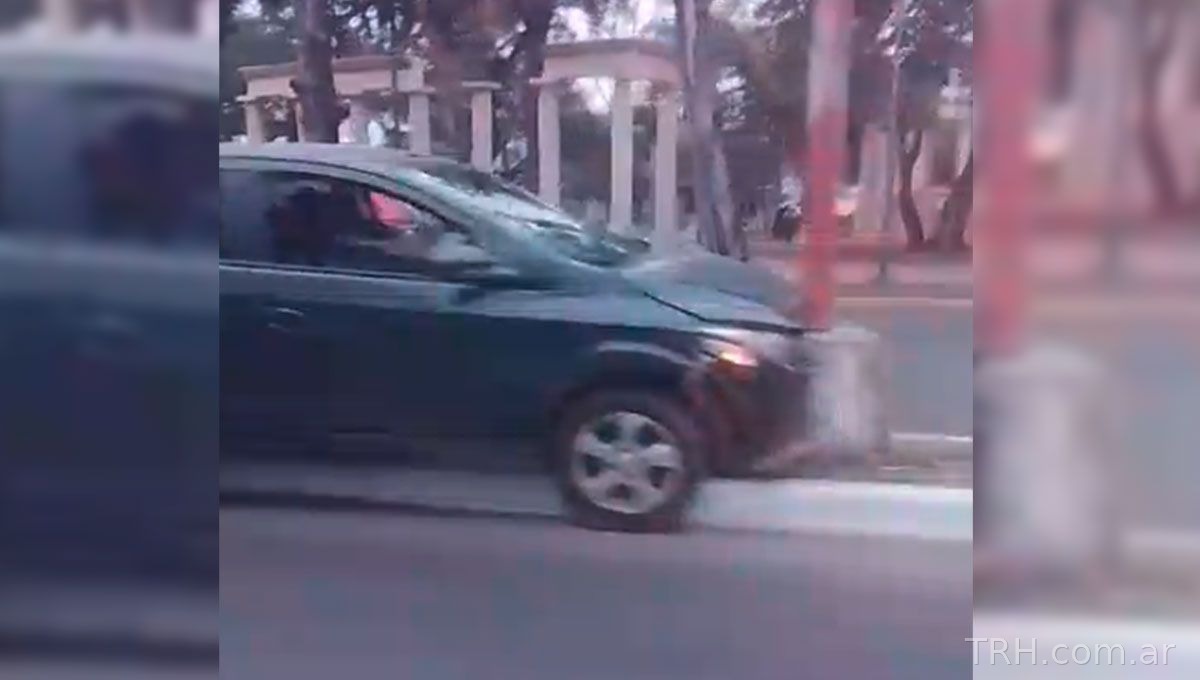 Un auto chocó contra un poste de alumbrado en avenida Belgrano al intentar esquivar una fila de vehículos