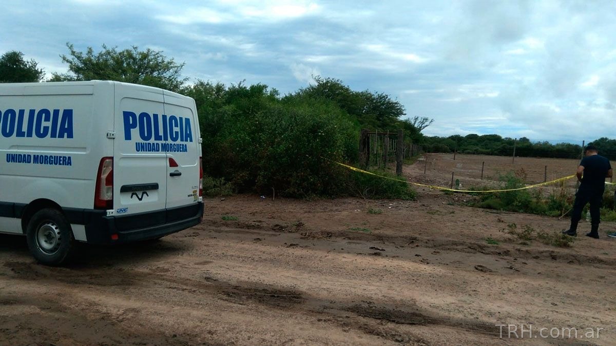 Efectivos de la Comisaría Comunitaria 35 en el operativo pericial en el basural