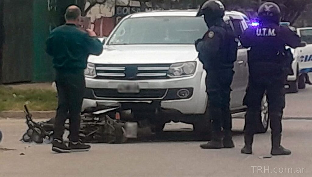 Un motociclista fue embestido y arrastrado por una camioneta en La Banda