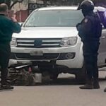 Un motociclista fue embestido y arrastrado por una camioneta en La Banda