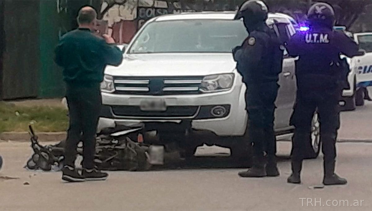 Un motociclista fue embestido y arrastrado por una camioneta en La Banda