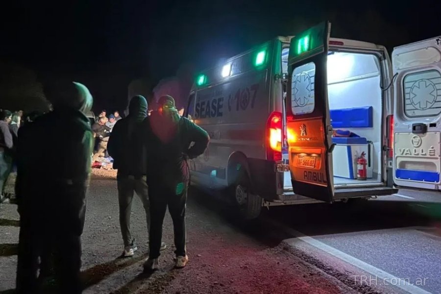 Peritos de Criminalística trabajando en el lugar del accidente sobre la Ruta 9