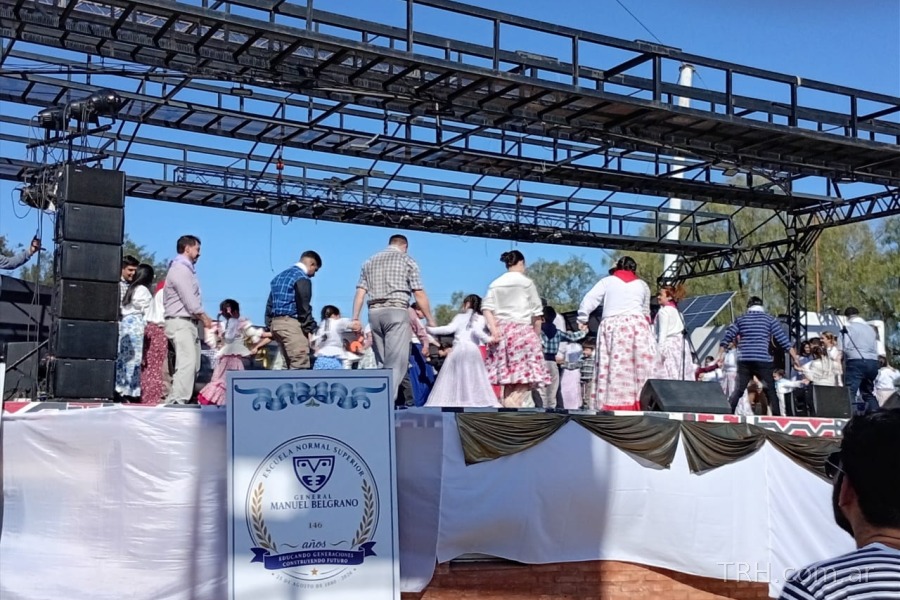Alumnos participando del tradicional fogón con danzas típicas argentinas