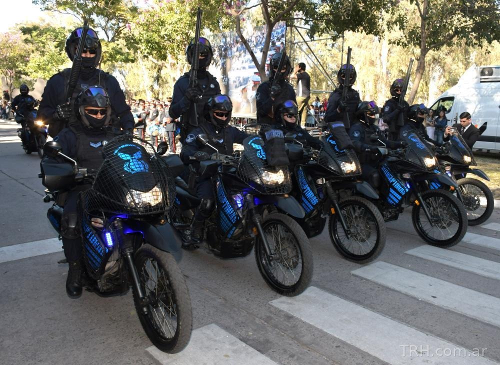 Desfile de las divisiones de la Policía de la Provincia en el parque Aguirre