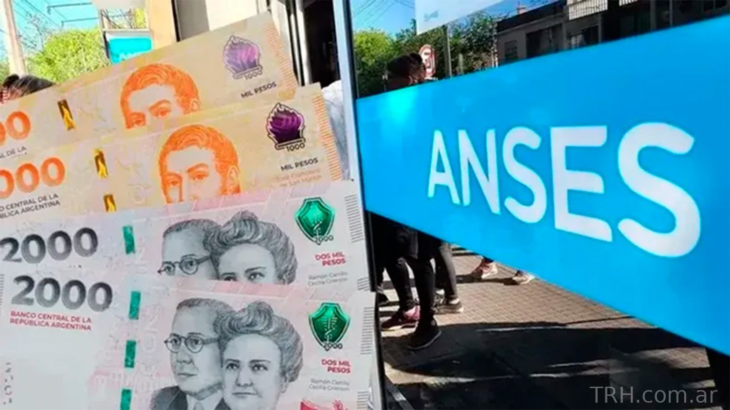 Jubilados y beneficiarios consultando fechas de cobro en entidades bancarias.