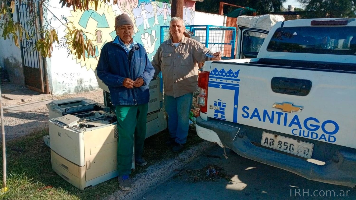 Vecinos entregan aparatos electrónicos en desuso a cambio de plantines y árboles