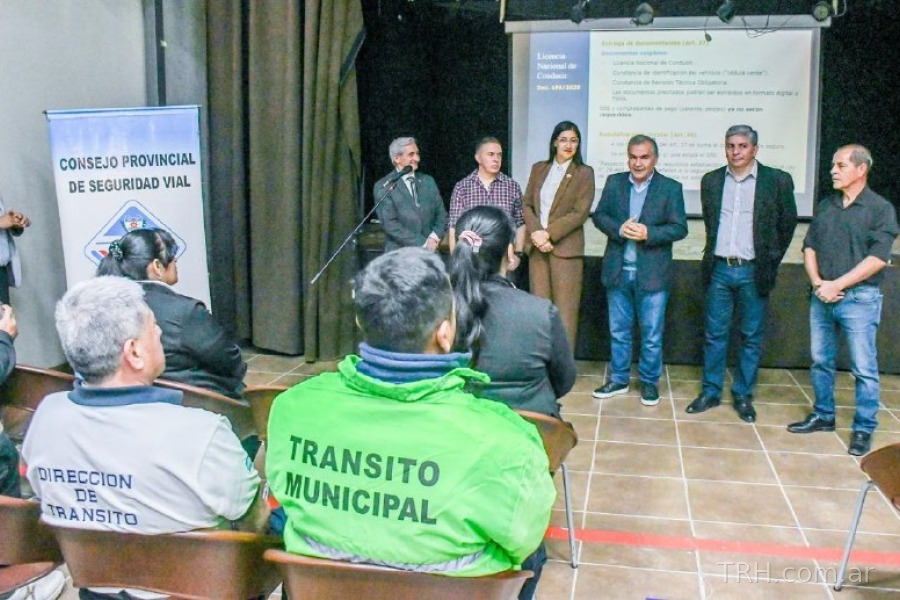 Autoridades de Seguridad Vial y Tránsito presentes durante la apertura del encuentro.