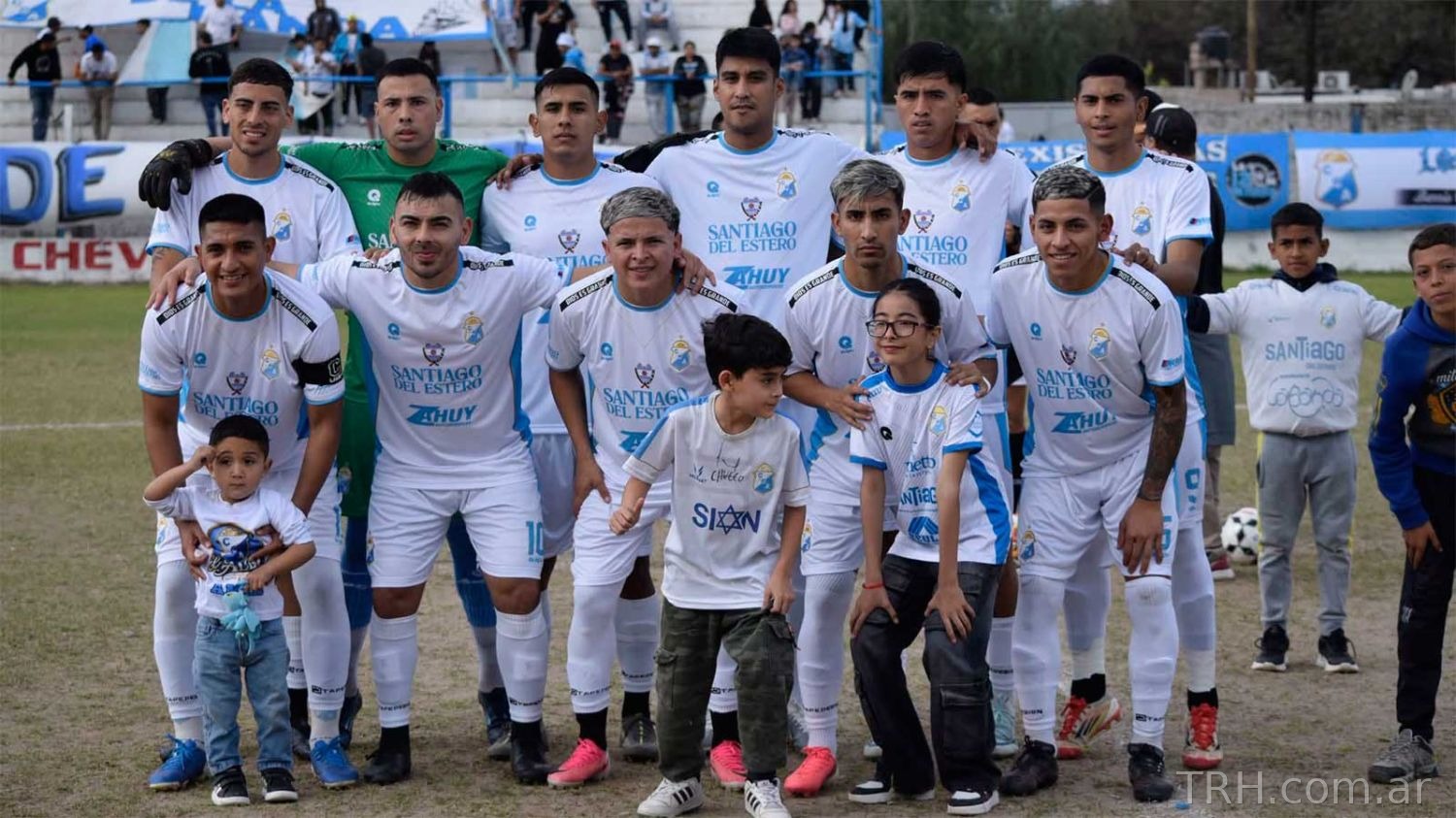Acción de juego en el área durante el encuentro por la Zona 3 de la Región Centro