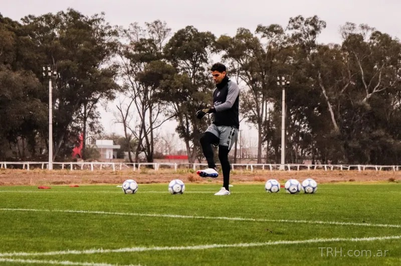 Sebastián Domínguez dando indicaciones técnicas en los entrenamientos del Ferroviario