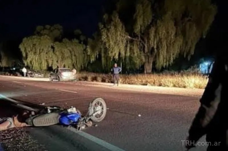 Personal policial trabajando en el lugar del choque entre una moto y un camión en Ruta 9 y Alberdi