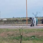 Impactante choque y vuelco en la Costanera: un niño de 2 años y dos conductores resultaron ilesos