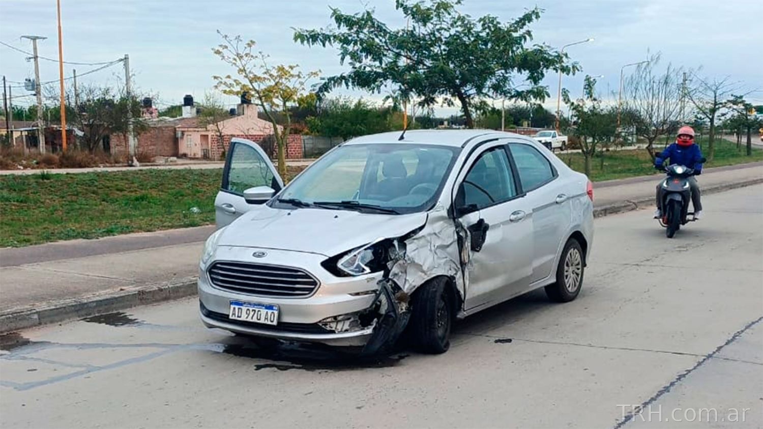 Peritos de la Policía Científica trabajando en el lugar del accidente sobre la Costanera