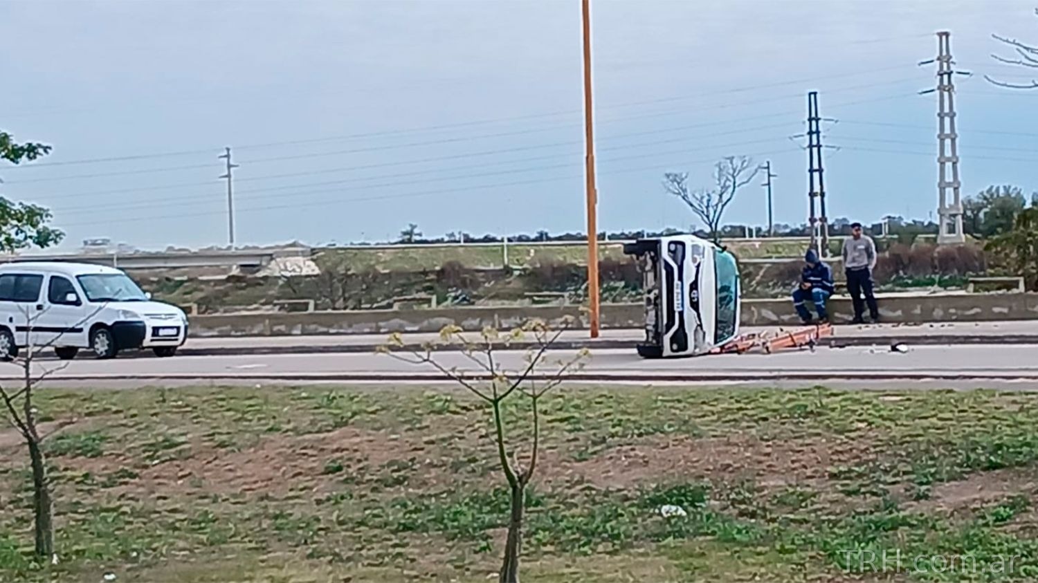 Impactante choque y vuelco en la Costanera: un niño de 2 años y dos conductores resultaron ilesos