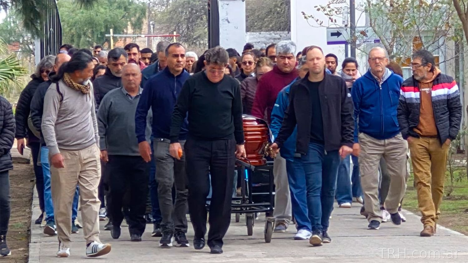 Oficio religioso encabezado por el presbítero Guillermo Burdet en la sala velatoria