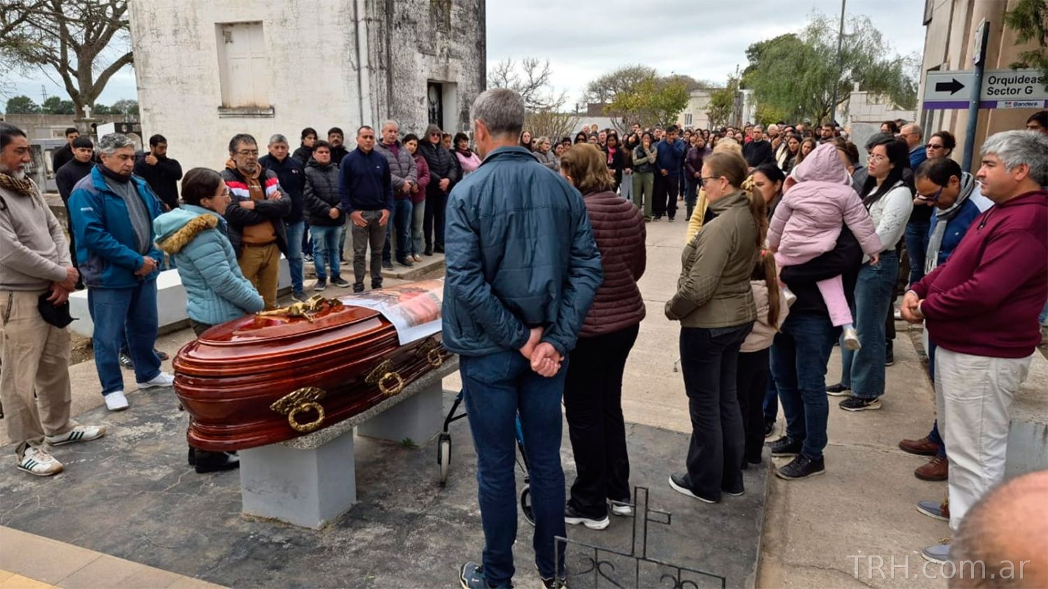 Cortejo fúnebre avanzando por la avenida de la Rosa en el Cementerio de Bandera
