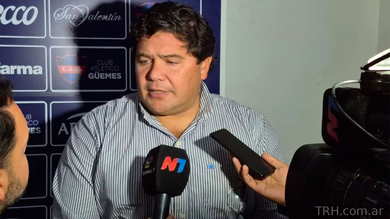 Federico Lo Bruno en conferencia de prensa informando sobre la deuda económica de Güemes