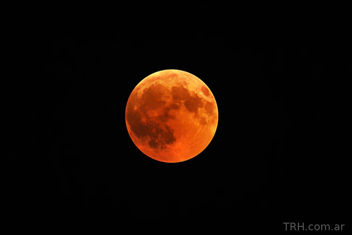 Fases del eclipse de Luna con tonalidades rojizas en el firmamento