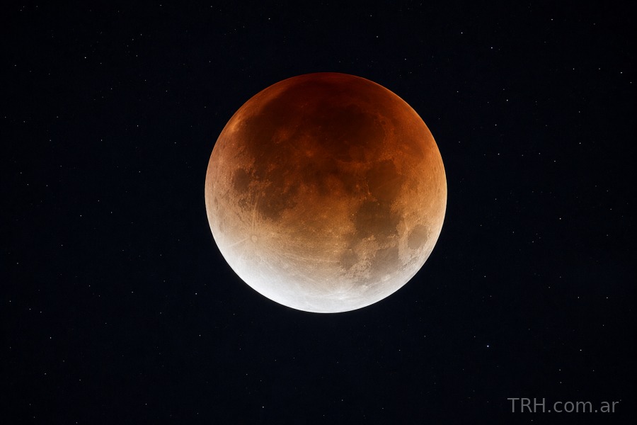 Observación astronómica del satélite lunar durante la noche