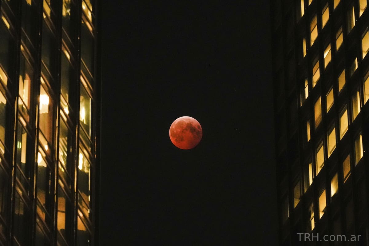 Detalle de la sombra proyectada sobre la superficie de la Luna