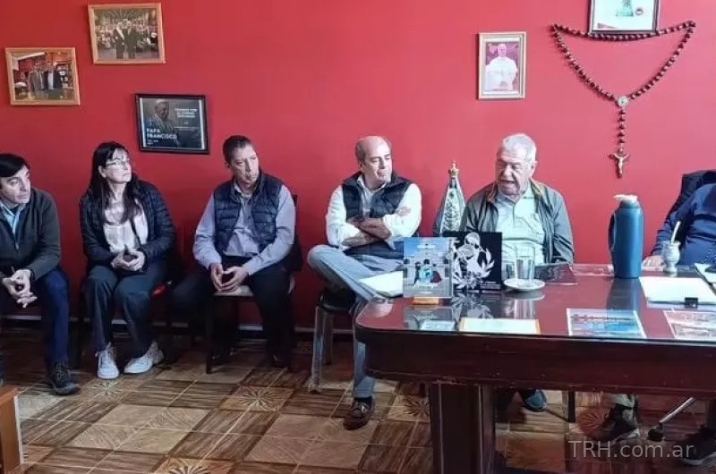 Sesión del Concejo Deliberante de Añatuya al declarar la Emergencia Sanitaria y Ambiental.