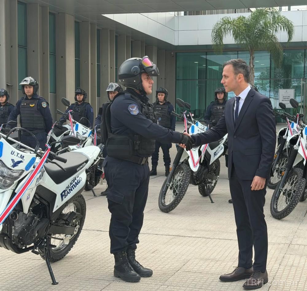 Autoridades provinciales y policiales durante el acto en la explanada de la Jefatura Central